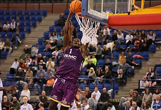 Mate de Sam Taiwo en la canasta de Clavijo.