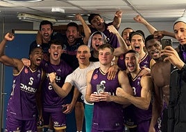 Los jugadores del UEMC celebran la victoria en el vestuario.