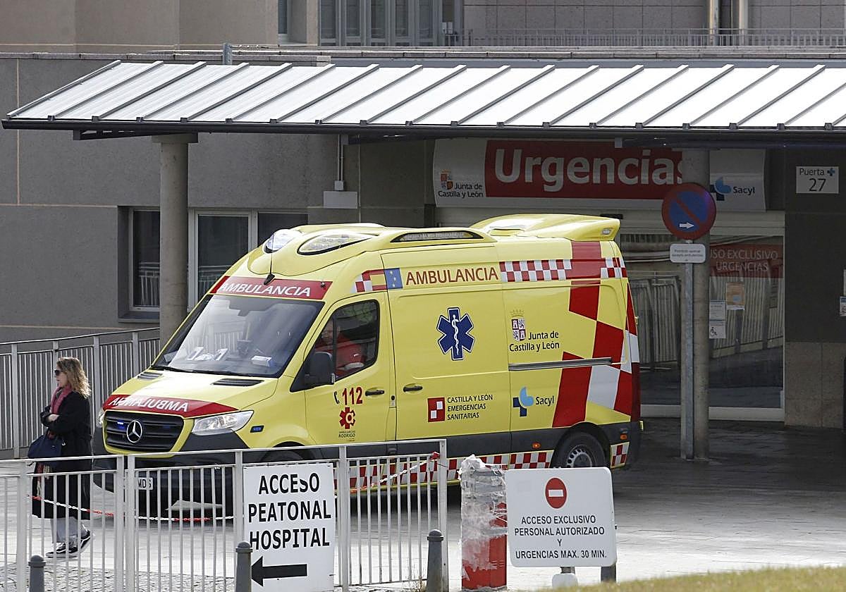 Una ambulancia en la entrada a Urgencias en el Hospital General Universitario de Segovia.