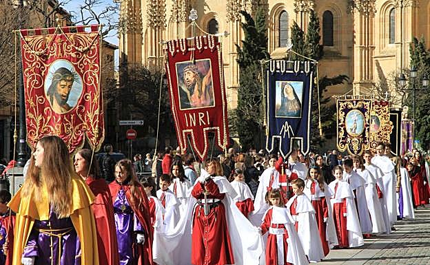 Salida de la Catedral de las cofradías de Semana Santa de Segovia con sus estandartes.