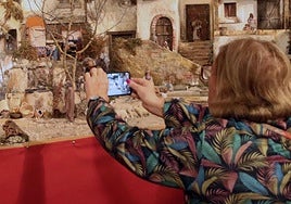 Imagen de archivo de una mujer fotografiando un belén en Cuéllar.