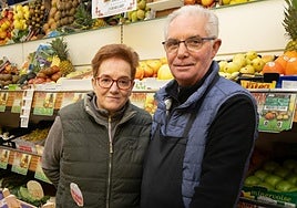 El matrimonio formado por María Luisa Navarro y Sindo Diéguez en su establecimiento de la calle Huelgas.