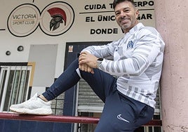 Juan Carlos García, ante uno de los gimnasios.