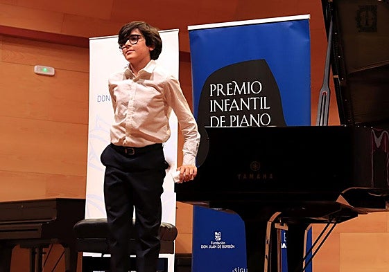 Gael Chamorro, ganador del primer premio en la categoría juvenil, junto al piano en el Conservatorio de Música de Segovia
