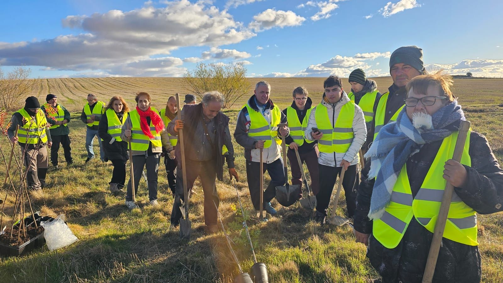 En imagénes la jornada de reforestación celebrada en Villacarralón
