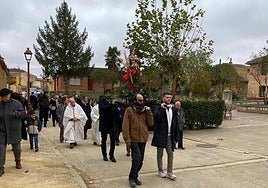 El paso con la imagen de Santa Cecilia fue portado a hombros por los vecinos