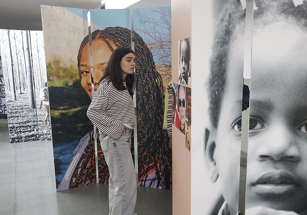 Exposición Endelea sobre la vida de Teresa en el campus de Palencia de la UVA.