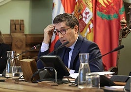 El secretario general del Ayuntamiento, Jesús Mozo Amo, ofrece sus explicaciones durante el pleno.