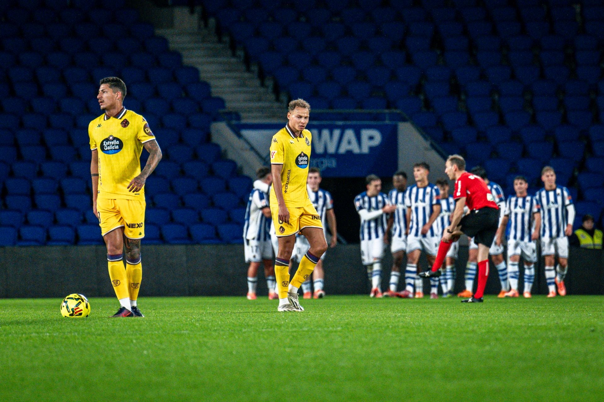 Marcos André y Lachuer, cabizbajos tras el gol donostiarra.