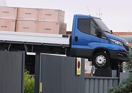 Furgoneta Daily a modo de monumento en el acceso a Iveco en Valladolid.