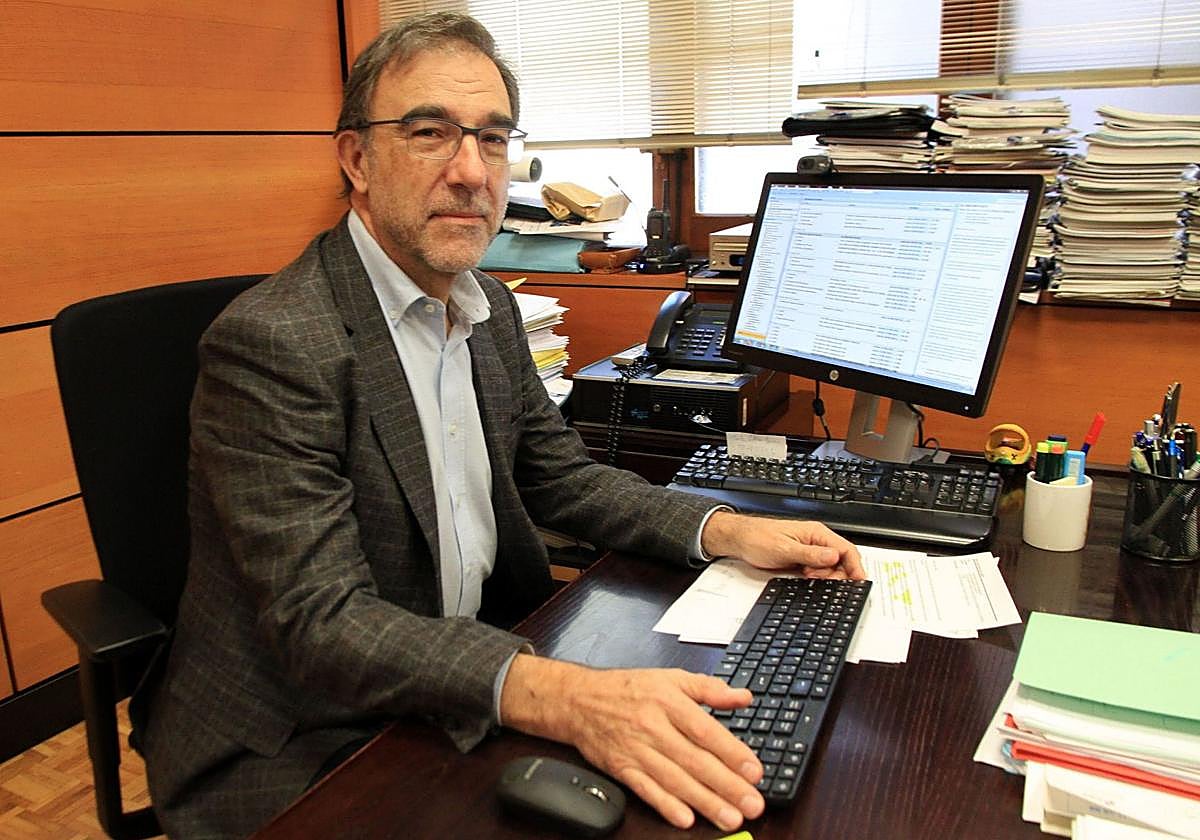 Pedro Pastor, jefe provincial de Tráfico, en su despacho.