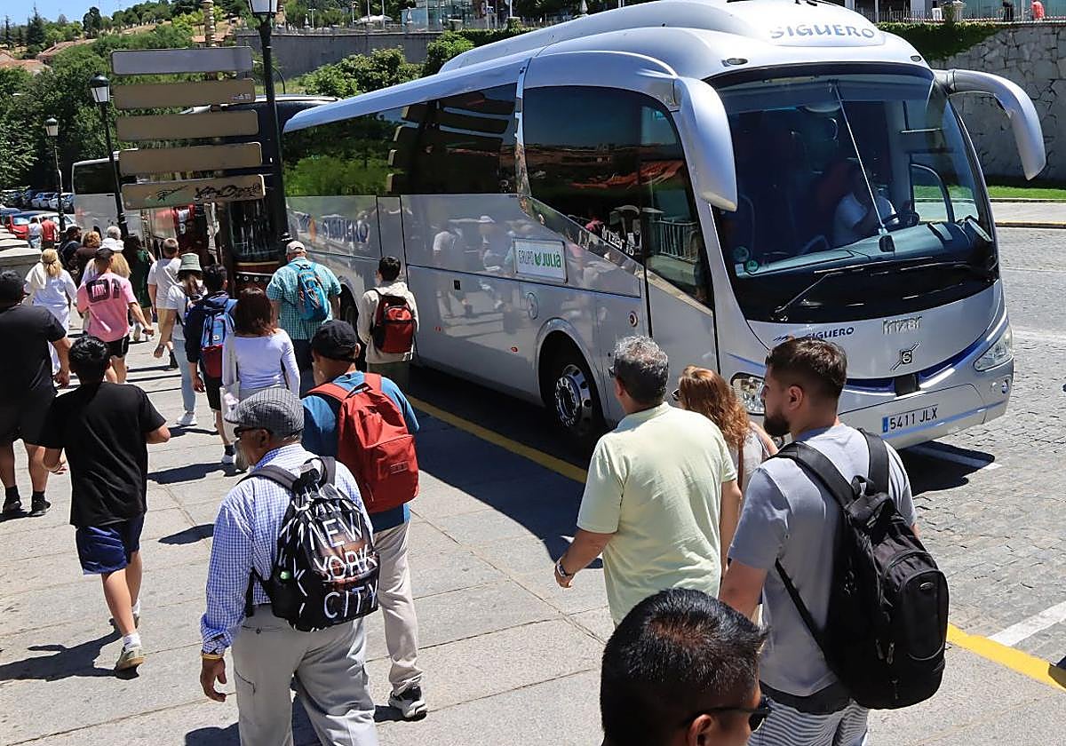 Turistas pasean por Vía Roma junto a la actual parada para autobuses turísticos.