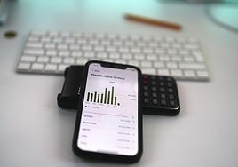 Factura electrónica de luz en una imagen de archivo.