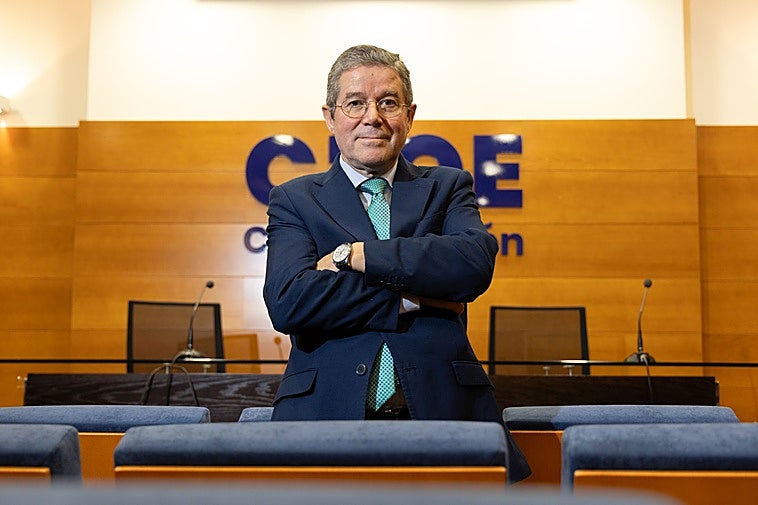 Carlos Magdaleno, presidente de CEOE Valladolid, posa en el salón de actos de CEOE Castilla y León.