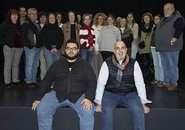 Héctor Román (izquierda) y Óscar Garrido (derecha) y, al fondo, los vecinos de Nava del Rey que participaron en 'El silencio roto'.