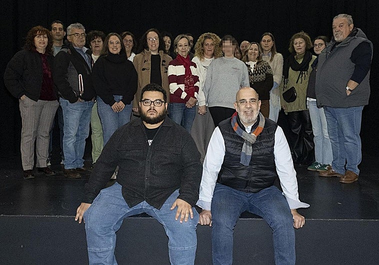 Héctor Román (izquierda) y Óscar Garrido (derecha) y, al fondo, los vecinos de Nava del Rey que participaron en 'El silencio roto'.