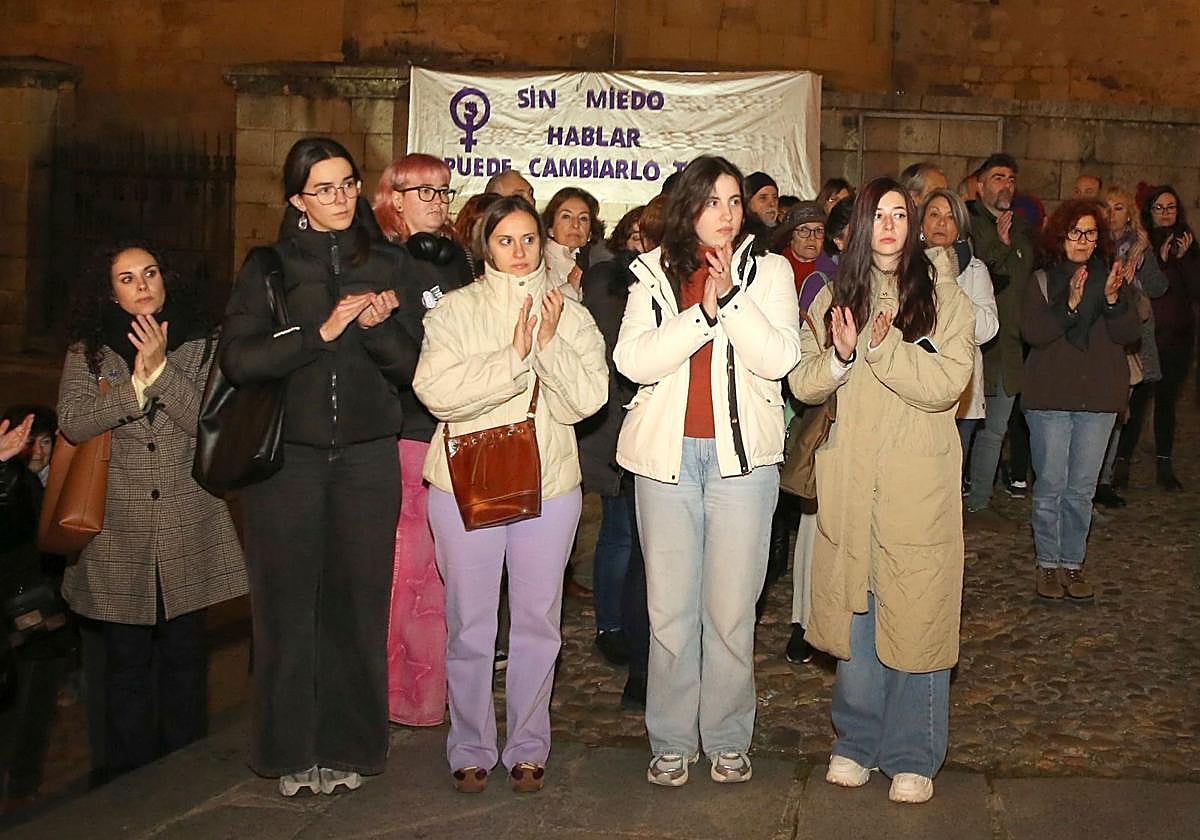 Un momento de la concentración de ayer en la plaza de las Sirenas.