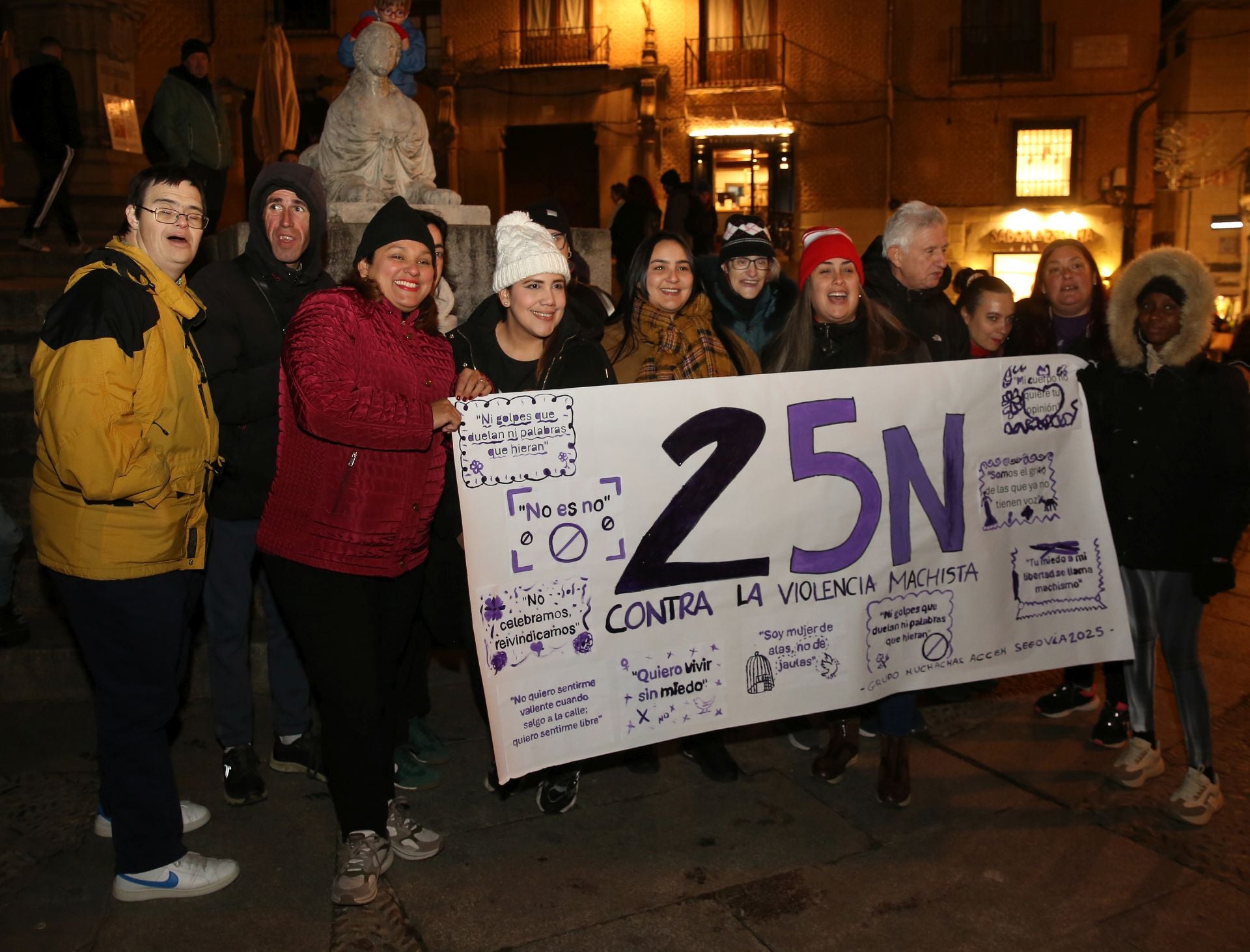 La concentración del 25N en Segovia, en imágenes