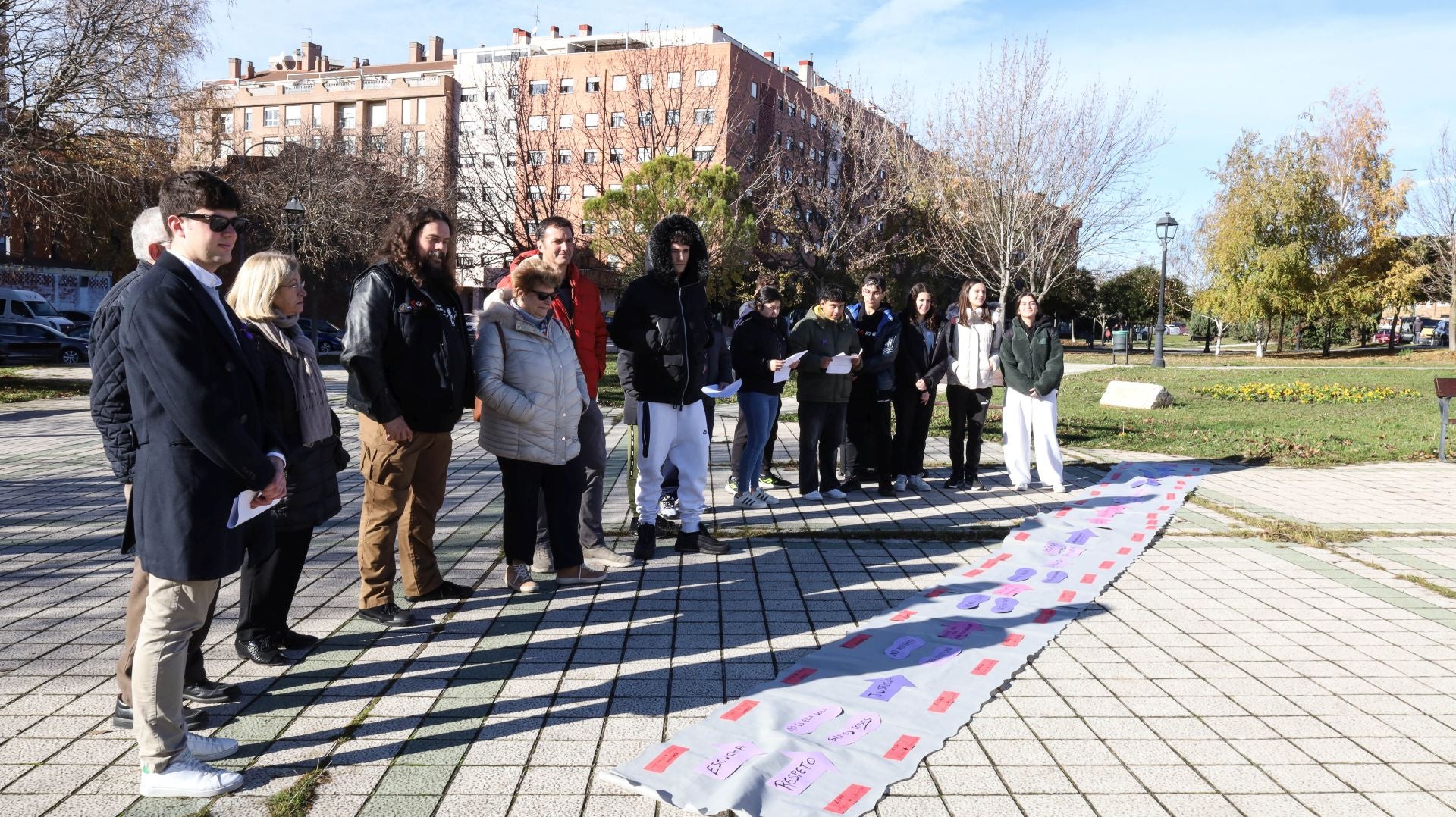 Alumnos del Victorio Macho, con la pacarta con huellas y flechas que confeccionaron con los estudiantes del Sofía Tartilán.