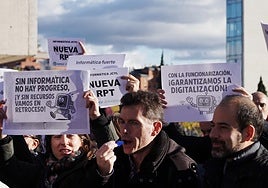 Informáticos de la Junta se manifiestan en las puertas de las Cortes de Castilla y León.