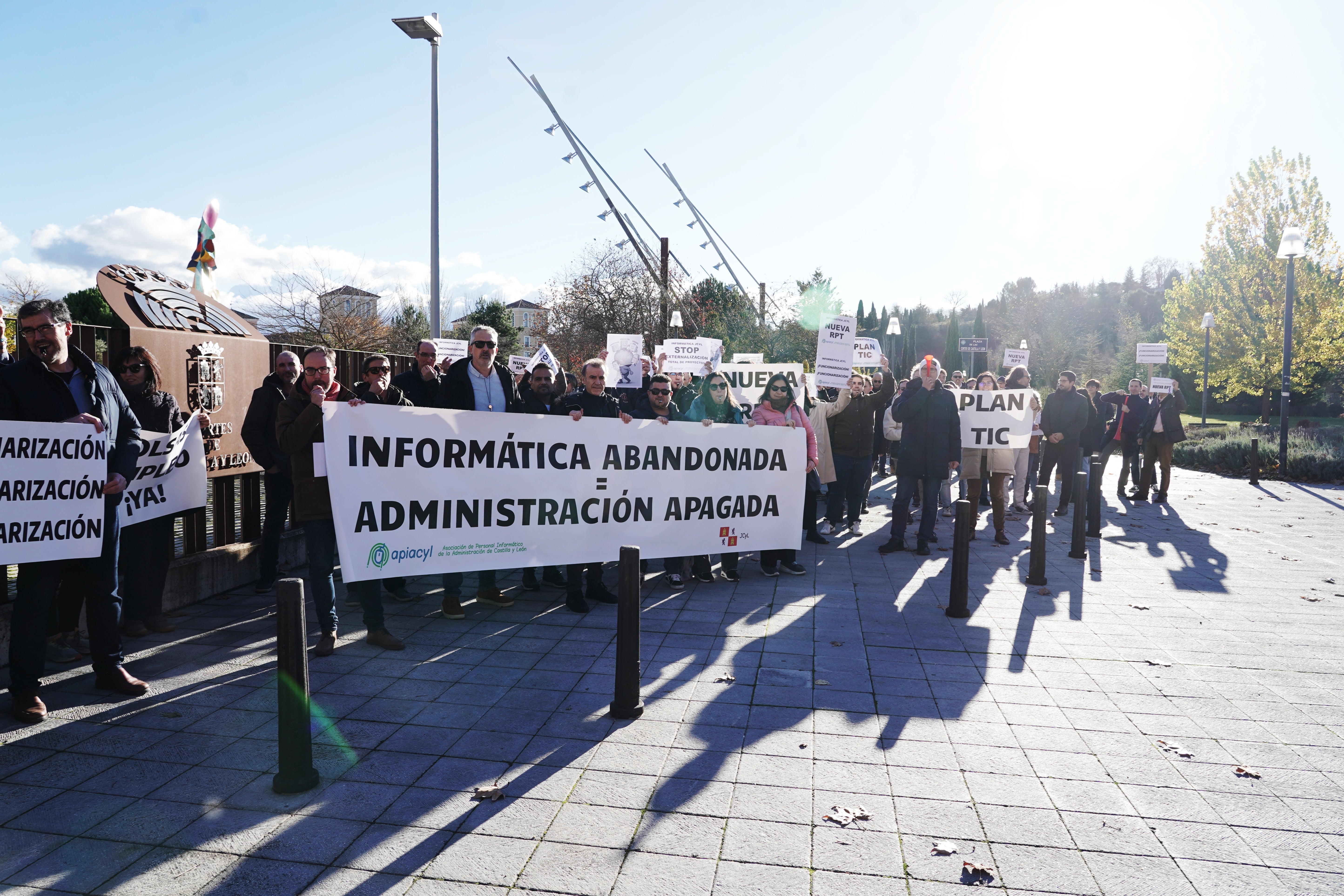 El personal informático de la Junta se manifiesta en las Cortes.