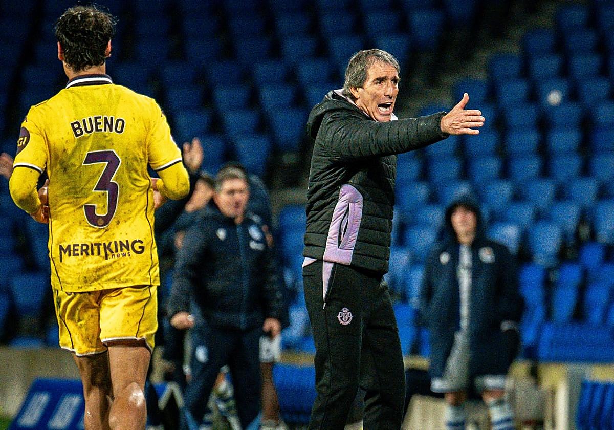 Almada se desgañita desde la banda, este lunes, en Anoeta.