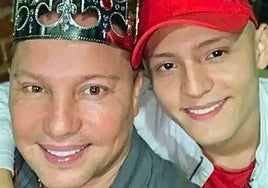 El cantante Giovanny Ayala junto a su hijos Miguel Ángel.