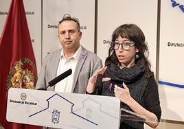 La psicóloga e investigadora Ana Rueda Lozano presenta los resultados de su informe, ante el diputado provincial Alfonso Romo