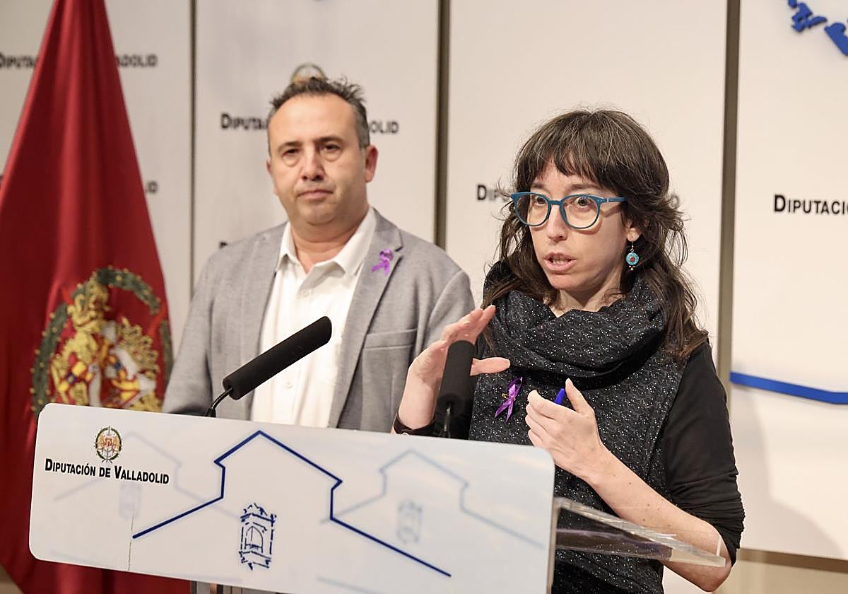 La psicóloga e investigadora Ana Rueda Lozano presenta los resultados de su informe, ante el diputado provincial Alfonso Romo