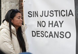 La hermana de Esther López, junto a un cartel que pide justicia por la joven.