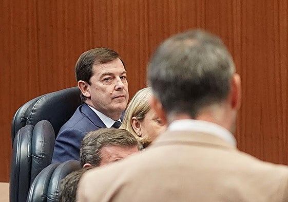 Fernández Mañueco, durante el pleno de las Cortes.