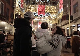 Una familia contempla las luces de Navidad en la calle Santiago en años anteriores.