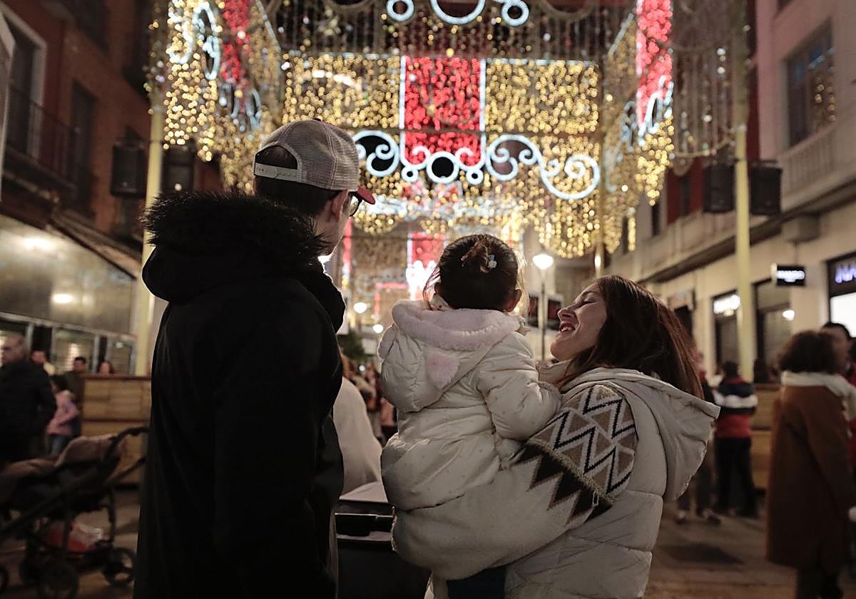 Una familia contempla las luces de Navidad en la calle Santiago en años anteriores.