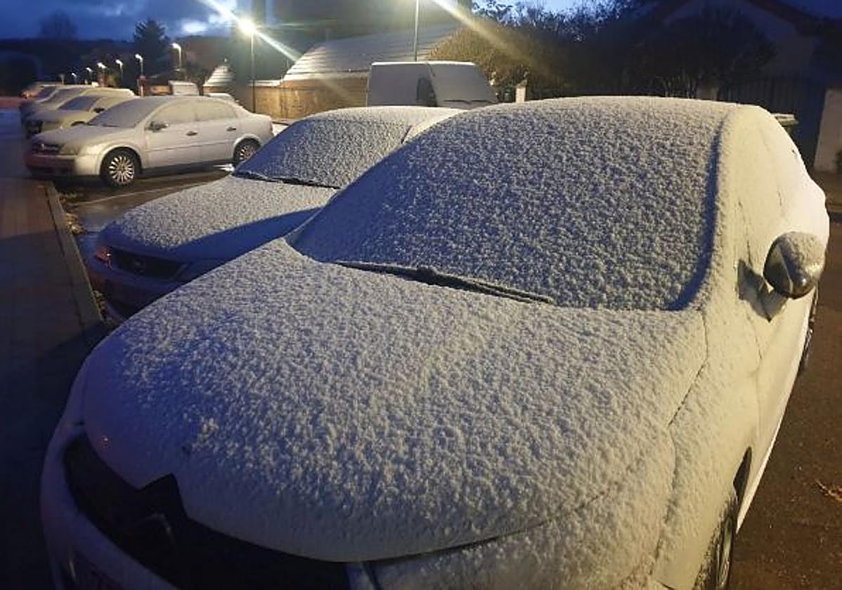 Coches cubiertos de nieve en la localidad palentina de Aguilar de Campoo el pasado viernes.