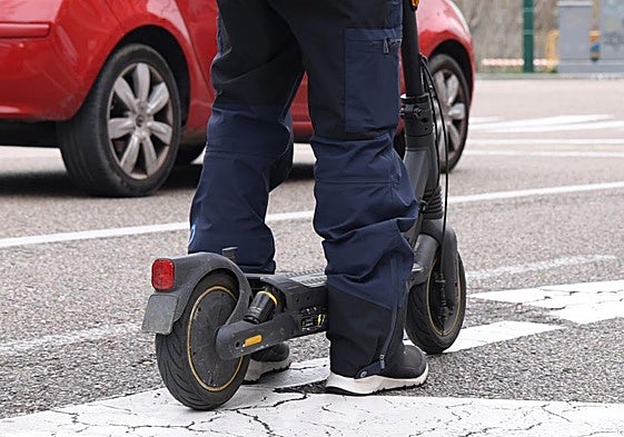 Imagen de archivo de un patinete eléctrico circulando por Valladolid.
