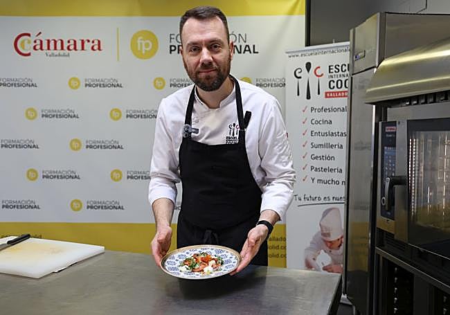 El chef Raúl del Moral mostrando su plato recién terminado