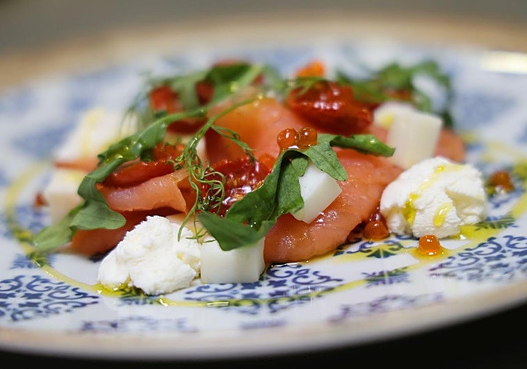 El plato de trucha ahumada recién elaborado por el chef Raúl del Moral