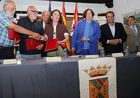 Representantes de las distintas administraciones firman el convenio de la fase II para la modernización del regadío, el pasado mes de julio.