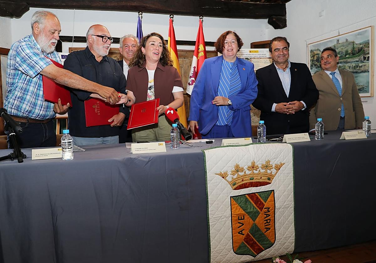 Representantes de las distintas administraciones firman el convenio de la fase II para la modernización del regadío, el pasado mes de julio.