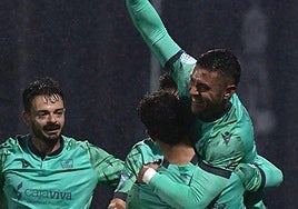 Los jugadores de la Segoviana celebran el gol que les dio la victoria el domingo en Galicia ante el Deportivo Fabril.