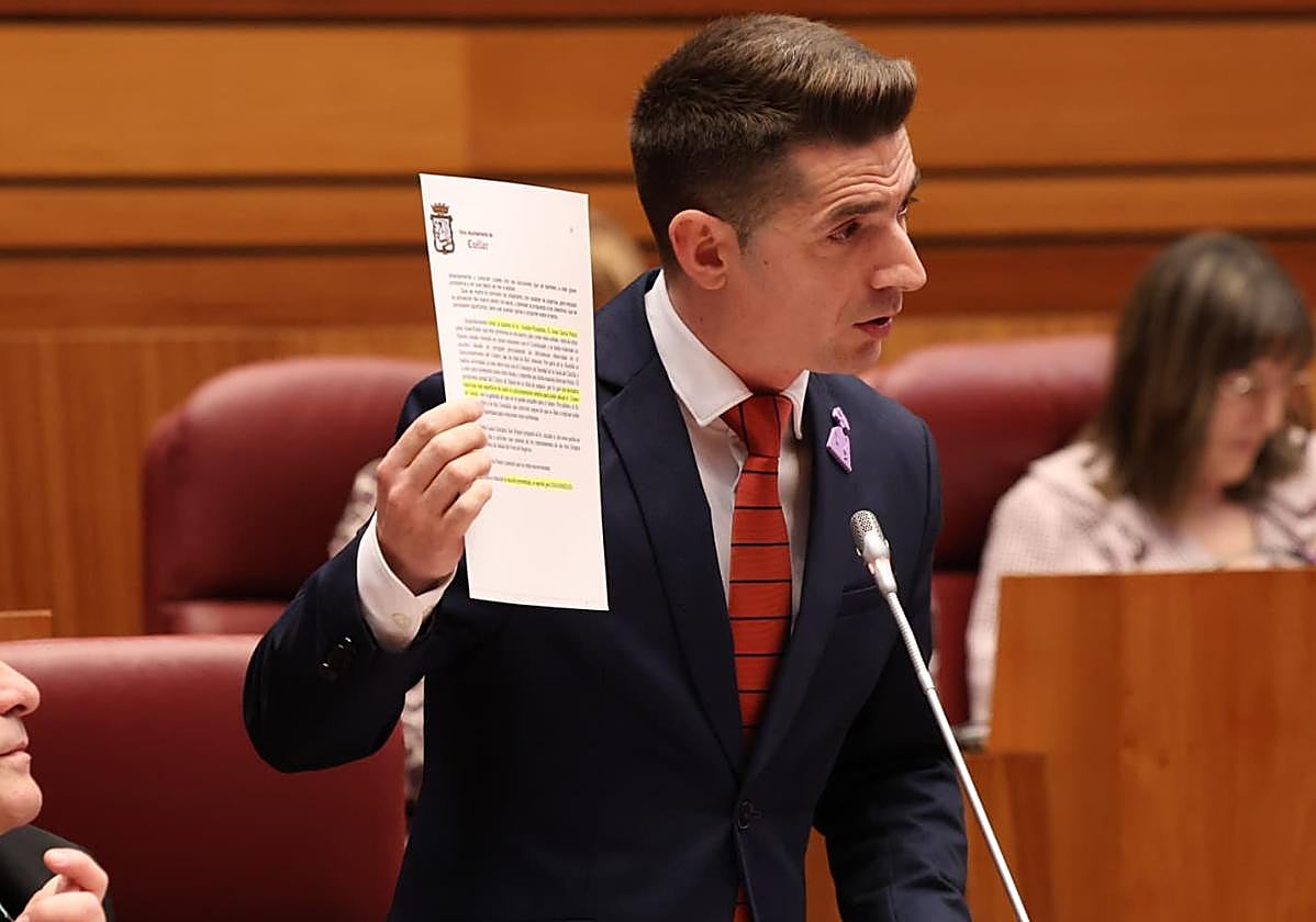 Sergio Iglesias, durante el pleno de las Cortes.