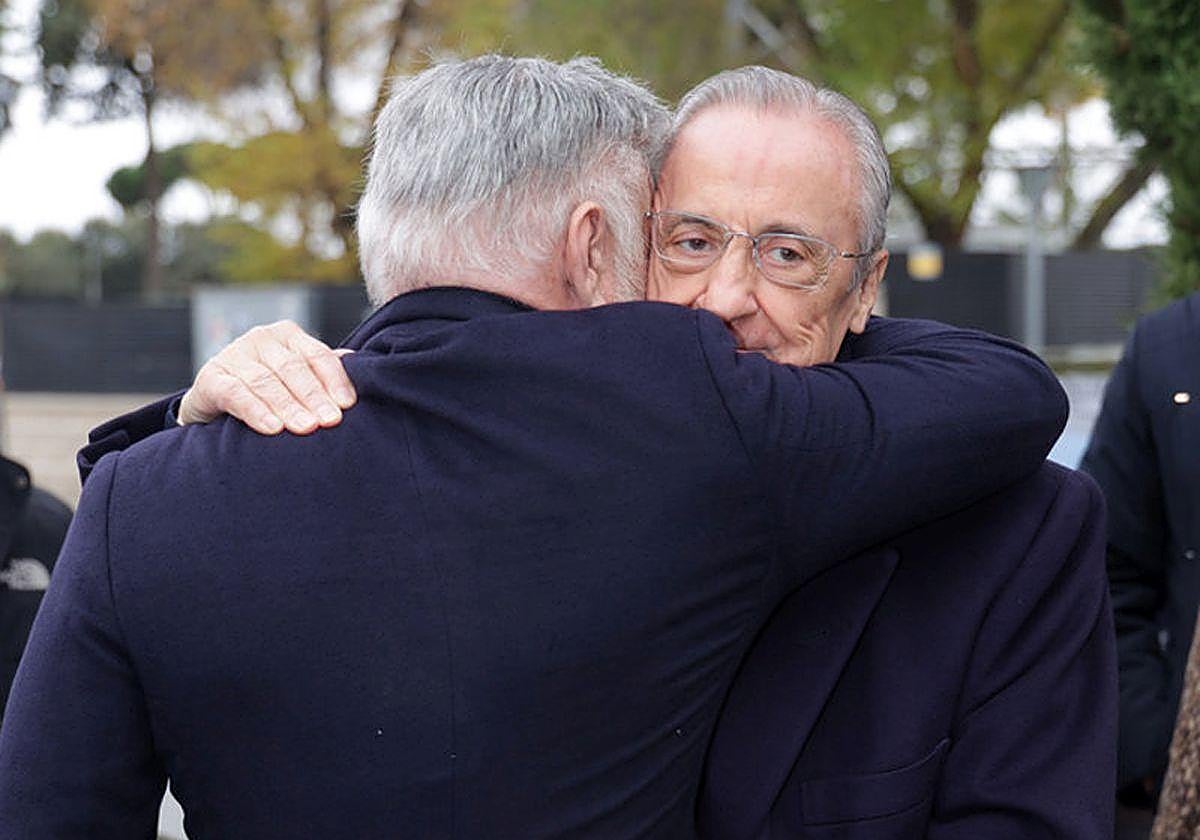 Florentino Pérez consuela a Joaquín Torres, en el tanatorio.