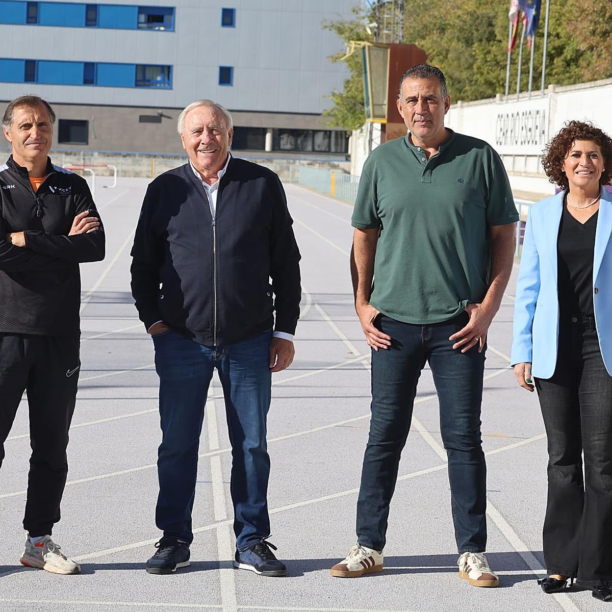 El atleta Isaac Viciosa, el exseleccionador de ciclismo Javier Mínguez, el entrenador de balonmano David Pisonero y la atleta Mayte Martínez, en las instalaciones deportivas Río Esgueva.