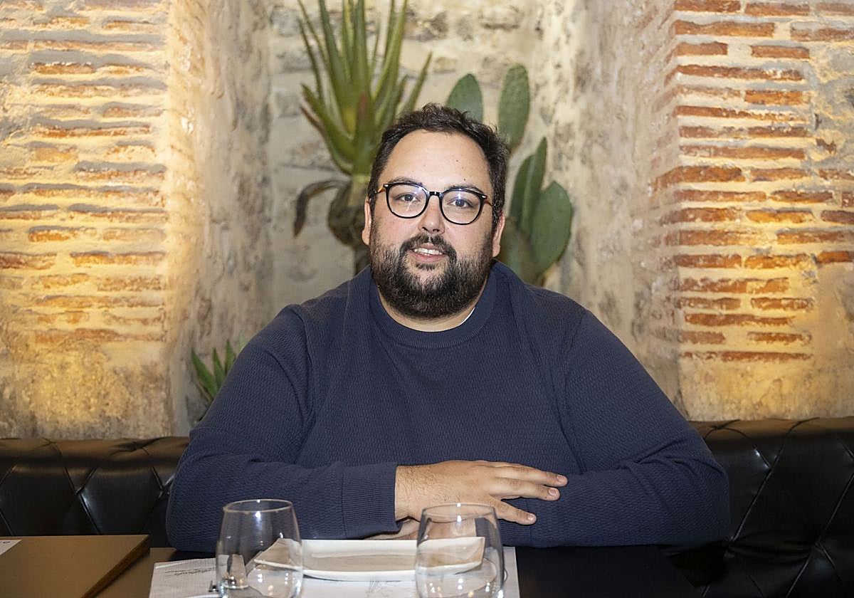 El diseñador vallisoletano Alejandro Maíllo en el comedor del restaurante Le Bistró.