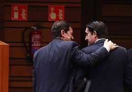 Alfonso Fernández Mañueco sale del hemiciclo con Juan Carlos Suárez-Quiñones en un momento del Pleno previo a las votaciones.