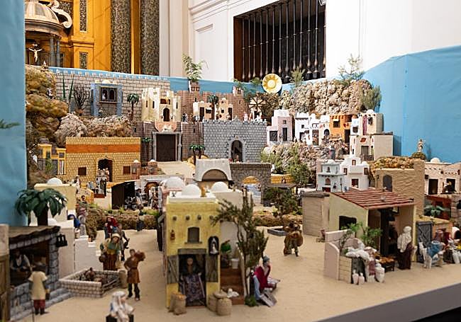 Belén elaborado con material reciclado que monta la Cofradía del Santo Entierro en la iglesia de San Joaquín y Santa Ana.