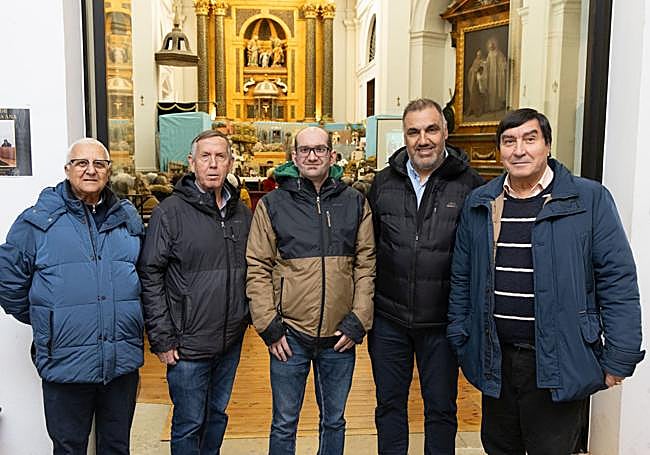Aurelio López, Fernando Medina, Cristian Medina, Ángel Luis Macías y Alberto Pascual, cofrades y responsables del Belén de material reciclado que acoge la iglesia de San Joaquín y Santa Ana.
