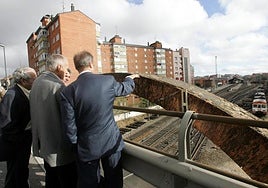 Javier León de la Riva muestra al arquitecto Richard Rogers en Arco de Ladrillo durante su visita a las zonas de las vías de la ciudad.