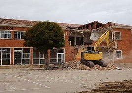 Derribo el año pasado del colegio de Dueñas por daños estructurales.