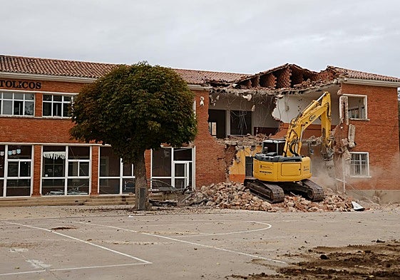 Derribo el año pasado del colegio de Dueñas por daños estructurales.